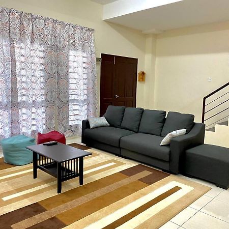 Spacious Cozy Lakeville Homestay 4 Bedrooms All With Aircond セリ・イスカンダル エクステリア 写真
