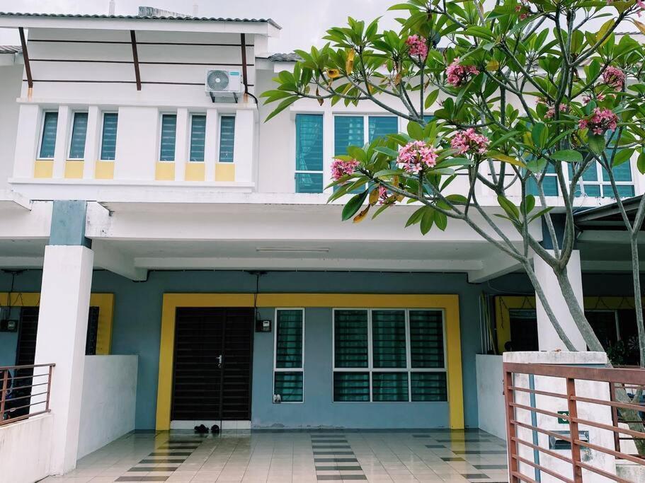 Spacious Cozy Lakeville Homestay 4 Bedrooms All With Aircond セリ・イスカンダル エクステリア 写真