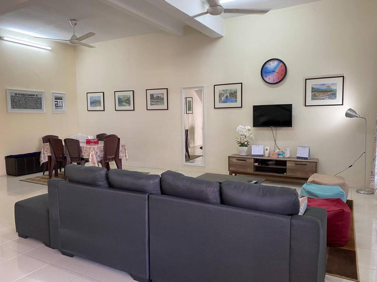 Spacious Cozy Lakeville Homestay 4 Bedrooms All With Aircond セリ・イスカンダル エクステリア 写真