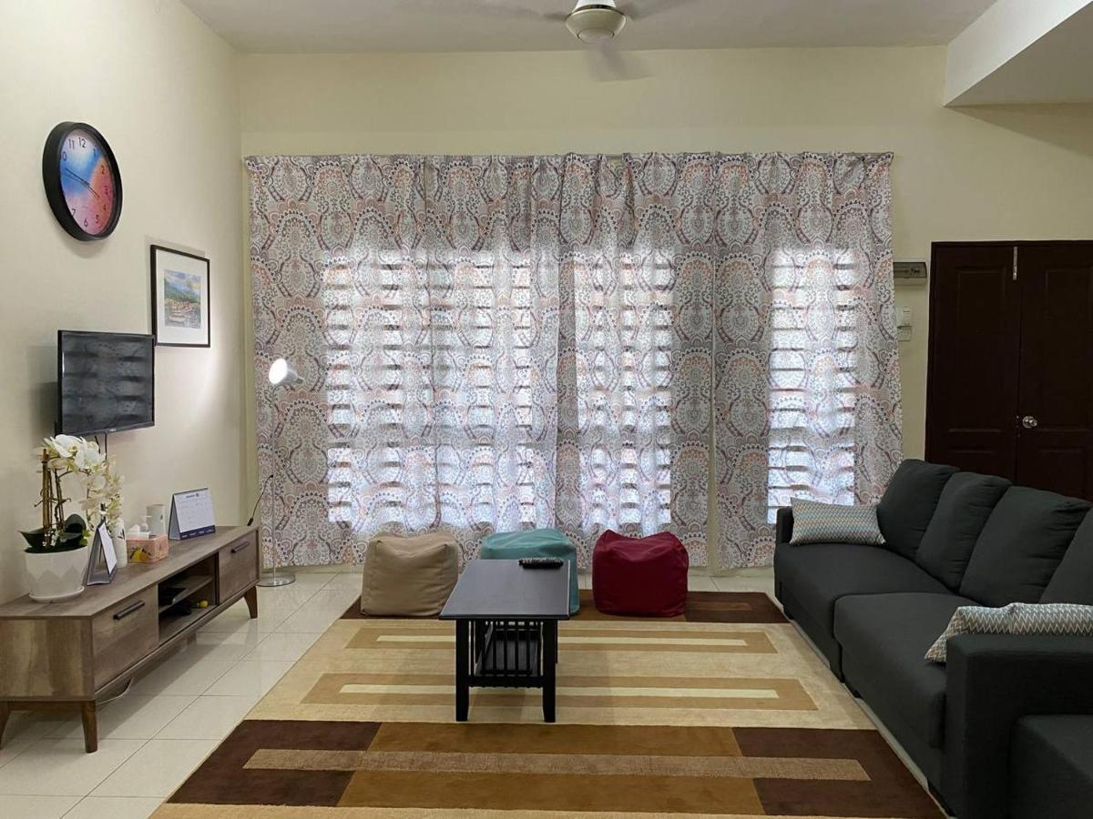 Spacious Cozy Lakeville Homestay 4 Bedrooms All With Aircond セリ・イスカンダル エクステリア 写真