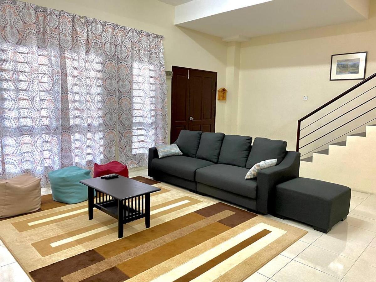 Spacious Cozy Lakeville Homestay 4 Bedrooms All With Aircond セリ・イスカンダル エクステリア 写真